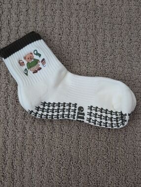 BEAND NEW Elliosa White Crew with Teddy Bear and Green Bow Grip Socks